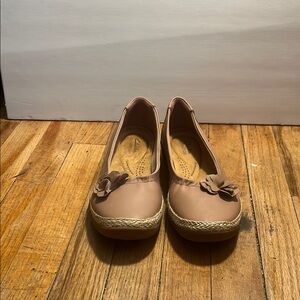 Clarks Tan flats with Decorative flower. Size 9 wide